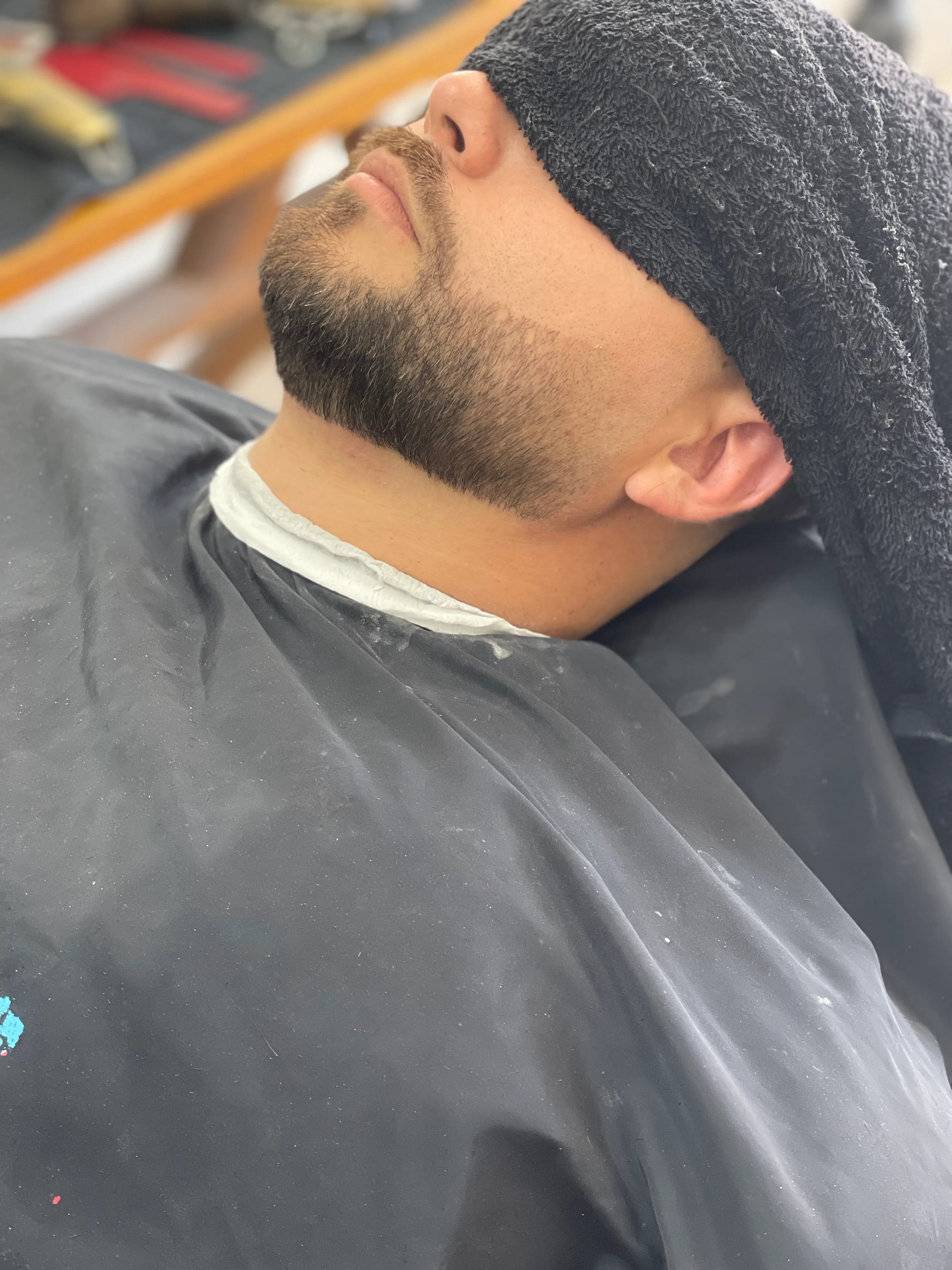 Barba perfilada tras el ritual, con la toalla aun puesta