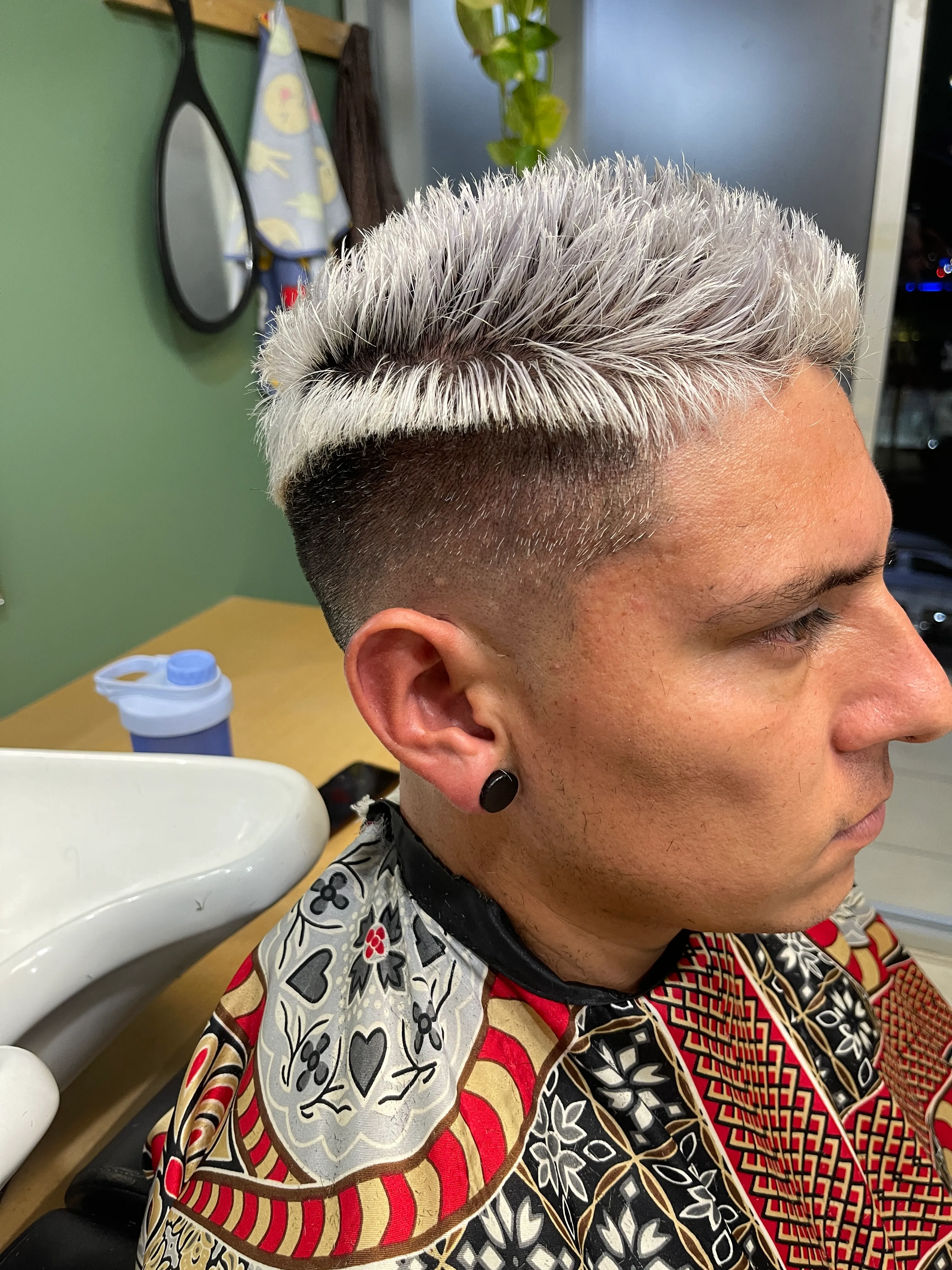 Decoloracion a platino con degradado a piel en los laterales