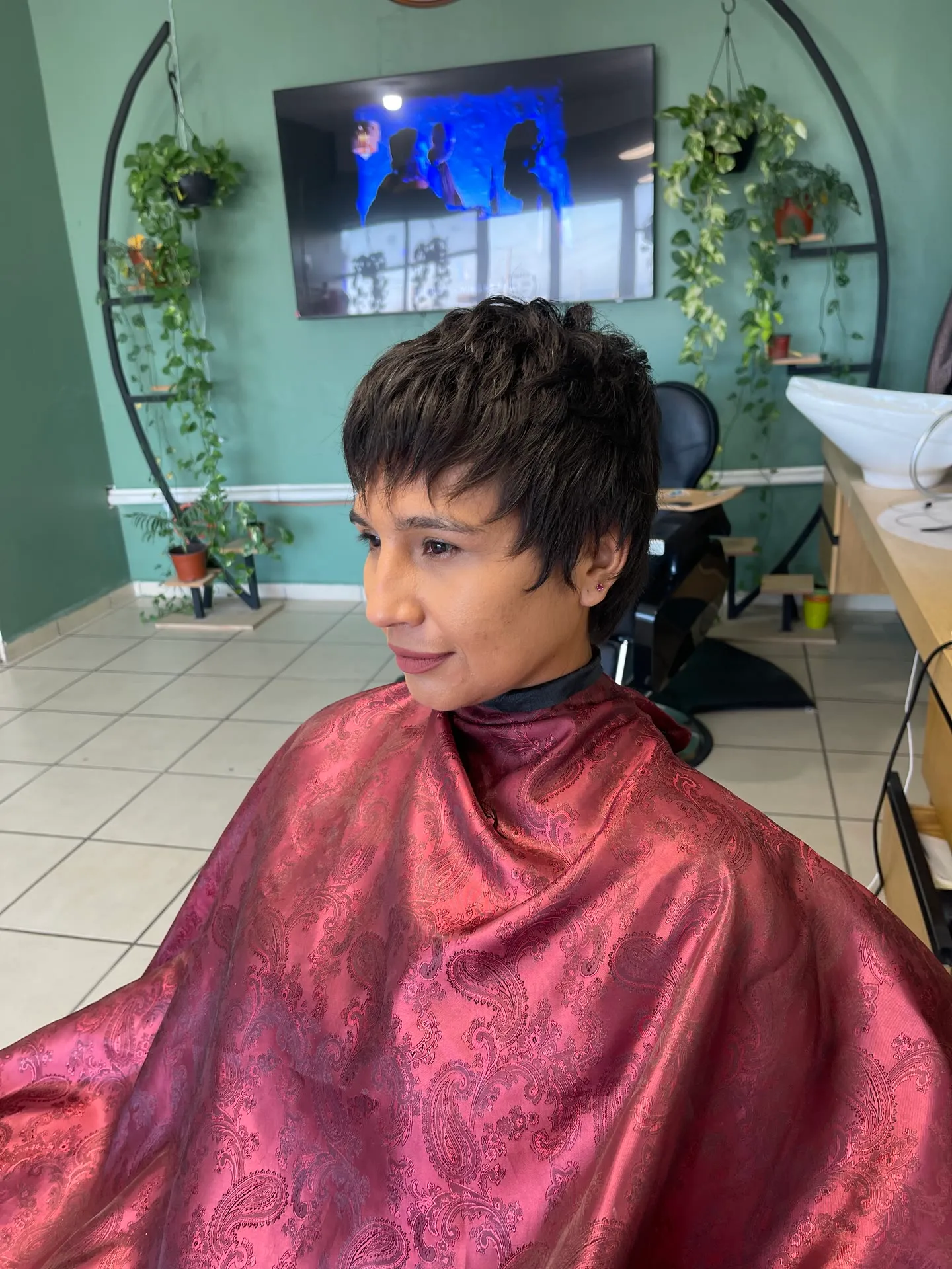 Corte pixie texturizado, terminado y peinado en el local