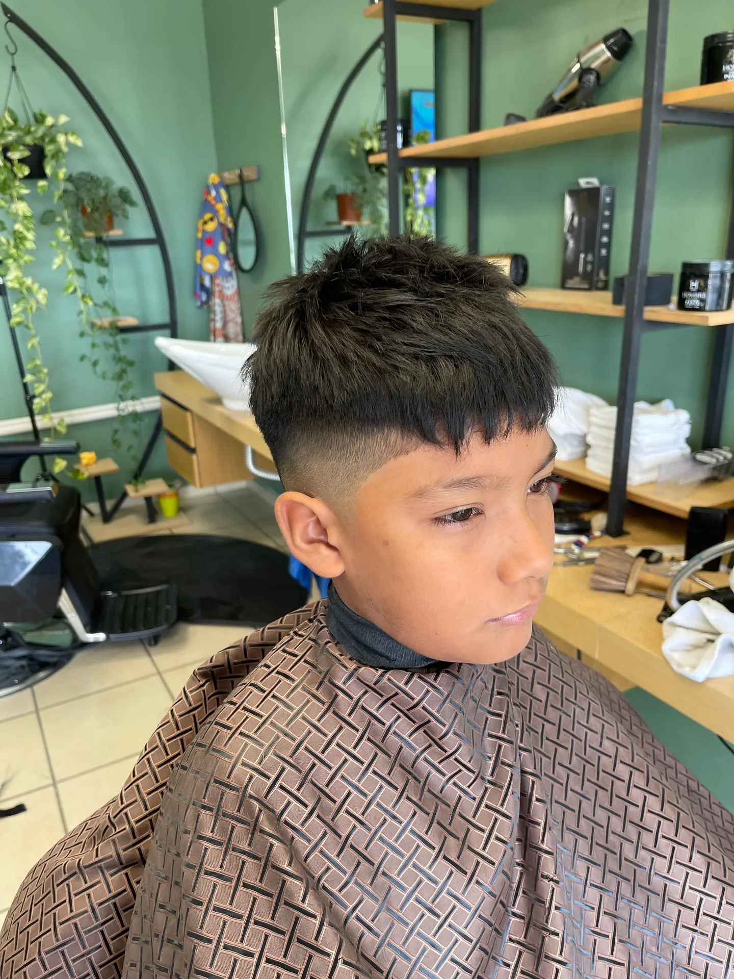 Corte tazon con flequillo recto y degradado en los laterales