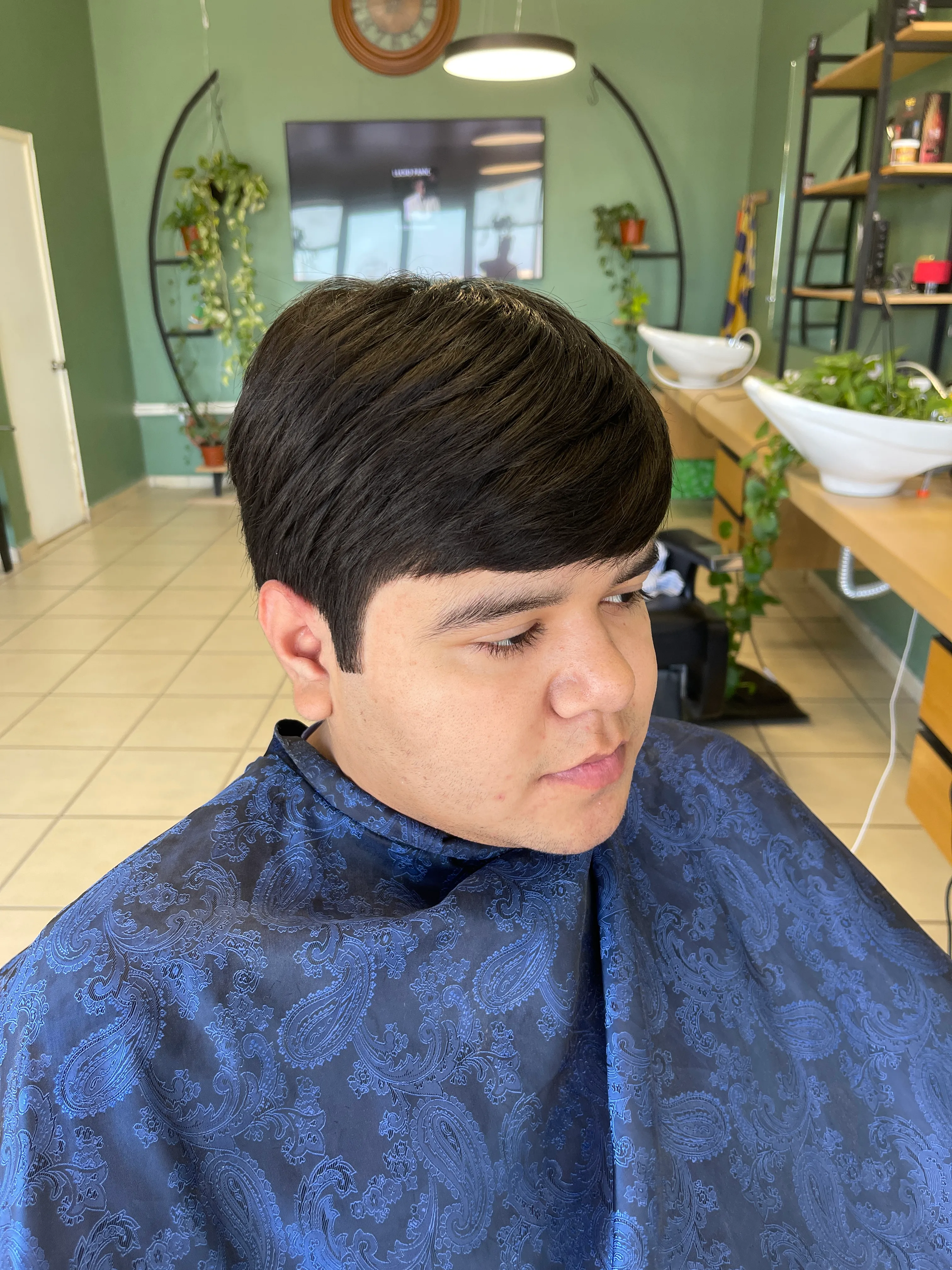 Corte de tijera con flequillo recto y caida sobre la oreja